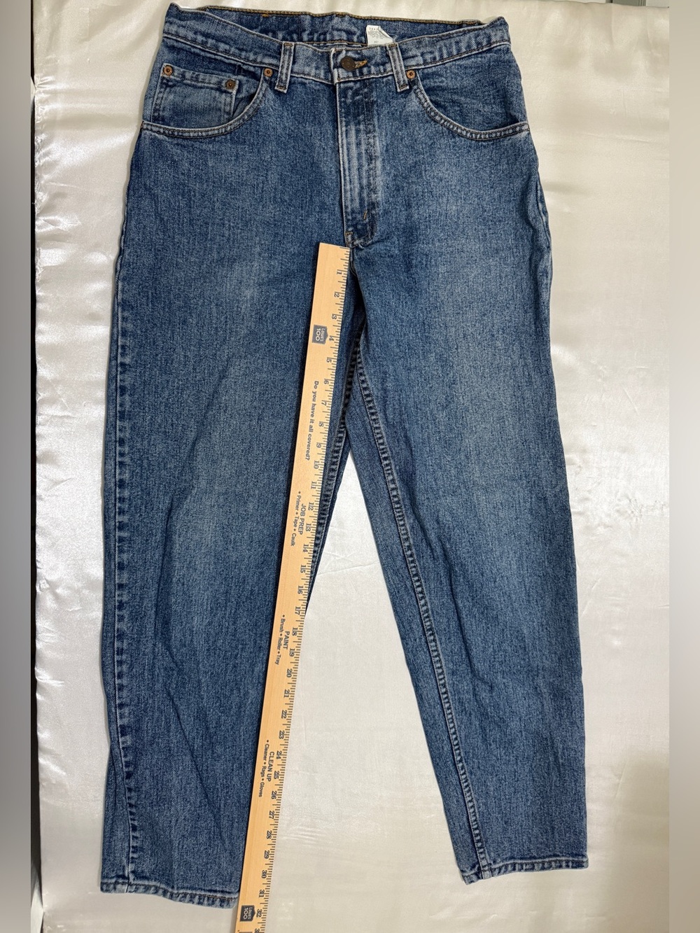 Vintage Levi's 550 Relaxed Tapered Jeans – Made in USA (W32 L32)